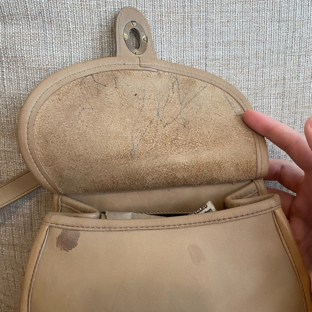 Vintage Coach Post Pouch style 9906 stone crossbody tan camel leather round 90s - Picture 10 of 13